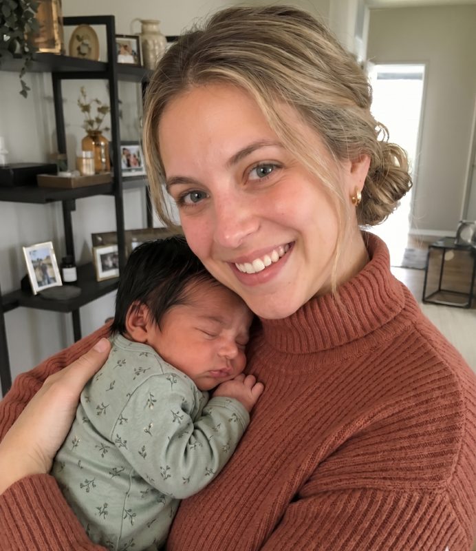 J’ai franchi le seuil de notre maison avec ma fille nouveau-née dans les bras… mais trois jours plus tard, un message terrifiant sur le téléphone de mon mari a fait voler mon monde en éclats : « Merci pour le bébé. TA FEMME NE DOIT JAMAIS LE SAVOIR !»