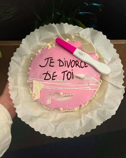 Mon mari m’a envoyé un gâteau pour m’annoncer notre divorce – mais quand il a appris la vérité, il est revenu en rampant