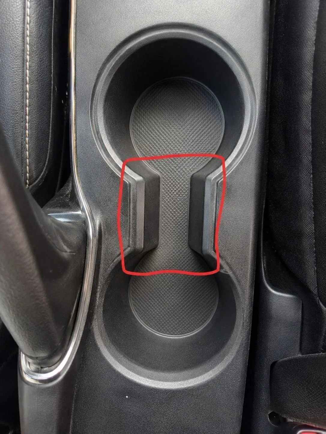 À quoi sert cet étrange espace entre les porte-gobelets de voiture ?
