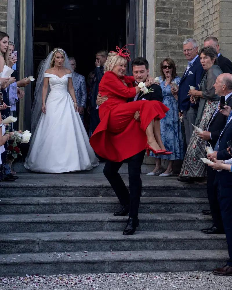 En quittant l’église après notre cérémonie de mariage, mon mari a porté sa mère à ma place car « elle voulait vivre ce moment elle aussi ». Ce que ma mère a fait ensuite a choqué tout le monde.
