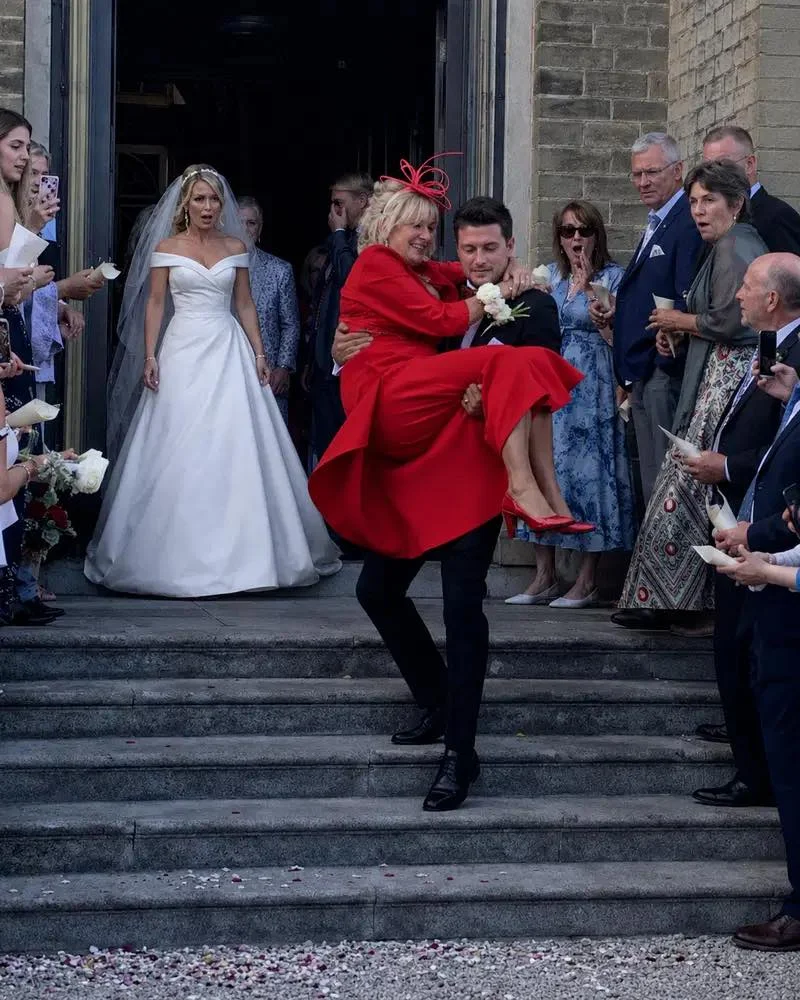 En quittant l’église après notre cérémonie de mariage, mon mari a porté sa mère à ma place car « elle voulait vivre ce moment elle aussi ». Ce que ma mère a fait ensuite a choqué tout le monde.