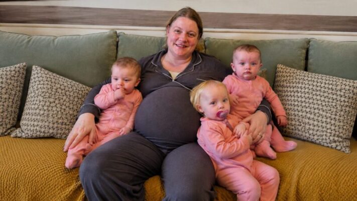 J’avais déjà trois filles et j’étais enceinte de notre quatrième enfant… Quand la docteure m’a annoncé que c’était encore une fille, je suis rentrée chez moi en courant, heureuse de le dire à mon mari — mais sa réaction m’a fait comprendre que notre bébé était déjà en danger