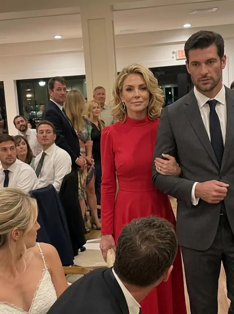 Mon ex-mari m’a invitée à son mariage pour m’humilier – mais lorsqu’il a vu ma cavalière, il est devenu livide et a murmuré : « Tu avais promis de ne jamais lui dire. »
