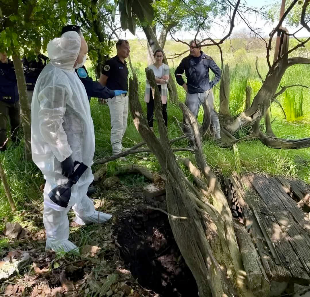 Ils retrouvent le corps de la jeune fille de…Voir plus