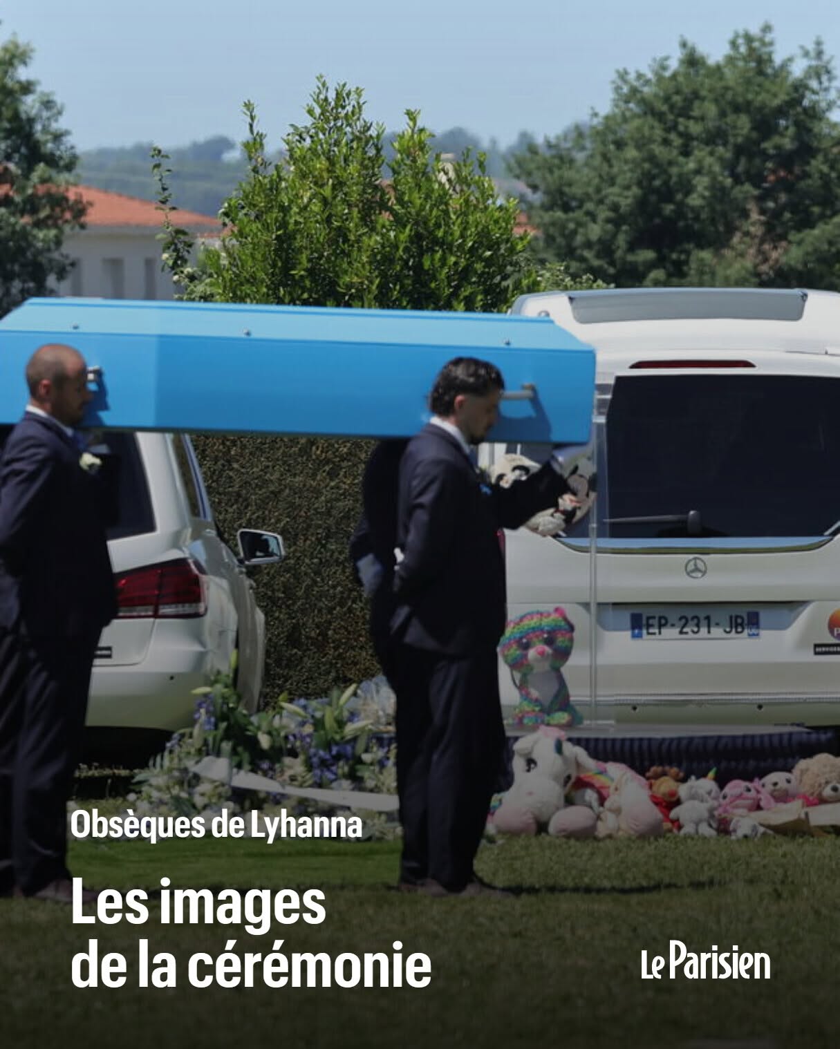 Retour en images sur la cérémonie d’adieu à la fillette. Les personnes présentes avaient l’opportunité de laisser un mot d’hommage sur un livre d’or LP/Olivier Arandel LP/Olivier Arandel Sous un grand soleil, un corbillard blanc a fait son entrée dans le cimetière peu après 14h30 LP/Olivier Arandel LP/Olivier Arandel Le cercueil bleu a été porté par les agents des pompes funèbres vers son lieu d’inhumation, où seule la famille a pu se recueillir en fin de cérémonie LP/Olivier Arandel LP/Olivier Arandel Plusieurs centaines de personnes s’étaient regroupées devant un pupitre et un portrait de la petite fille pour la partie publique de la cérémonie LP/Olivier Arandel LP/Olivier Arandel L’émotion était vive chez les anonymes, présents aux côtés de la famille de la victime LP/Olivier Arandel LP/Olivier Arandel La cérémonie a été marquée par un lâcher de colombes LP/Olivier Arandel LP/Olivier Arandel Des ballons rouges, puis blancs, ont aussi été lâchés dans le ciel LP/Olivier Arandel LP/Olivier Arandel « C’est le minimum d’être là », a commenté Saïd, père de famille et grand-père de plusieurs petites filles, qui a tenu à être présent lors de la cérémonie LP/Olivier Arandel LP/Olivier Arandel « Nous ne disons pas au revoir à un symbole, une lutte, mais à une enfant de 11 ans et demi : Lyhanna », a déclaré le maire de Fleurance, Grégory Bobbato LP/Olivier Arandel LP/Olivier Arandel Plusieurs véhicules affichaient également des messages rendant un dernier hommage à Lyhanna, près du cimetière de Fleurance LP/Olivier Arandel LP/Olivier Arandel Dans l’enquête sur la mort de la collégienne, le suspect numéro un est Jérôme Barella, un père de famille de 41 ans dont la fille aînée était amie de Lyhanna. Interpellé par les gendarmes le lendemain de la disparition, il est en détention provisoire depuis sa mise en examen pour enlèvement le 1er juin.