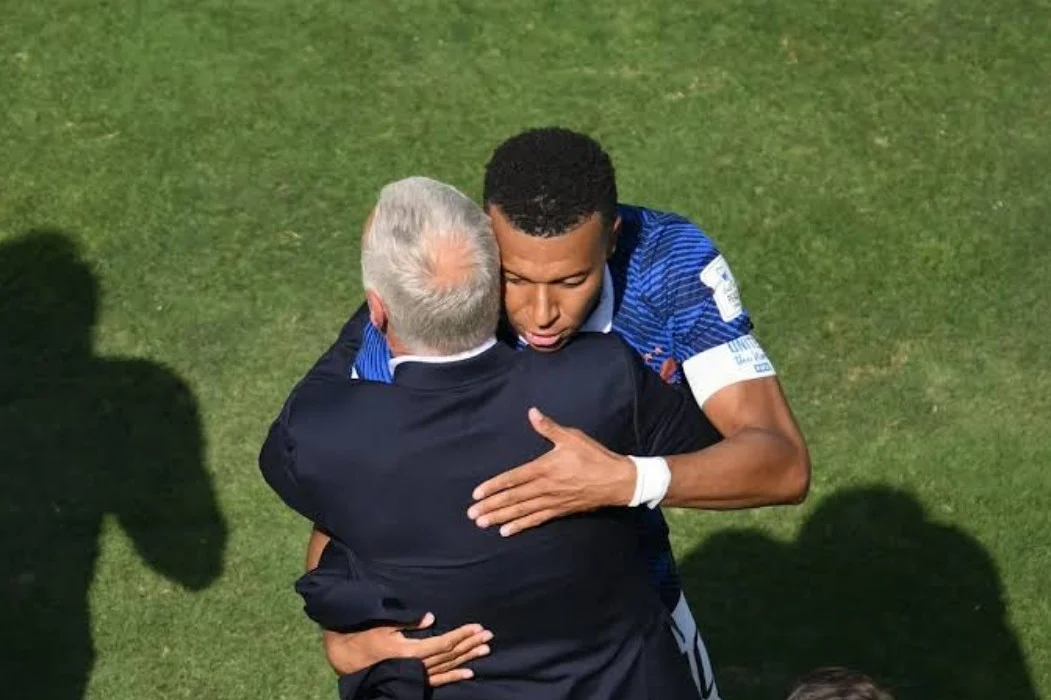 « Vous n’êtes pas seuls » : Kylian Mbappé et les Bleus apportent leur soutien à Didier Deschamps après la disparition de sa mère