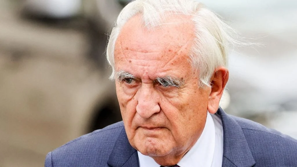 Accident à Paris : pourquoi Raffarin garde sa voiture avec chauffeur