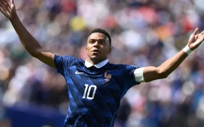 Mbappé bat deux records et lance un appel aux supporters français