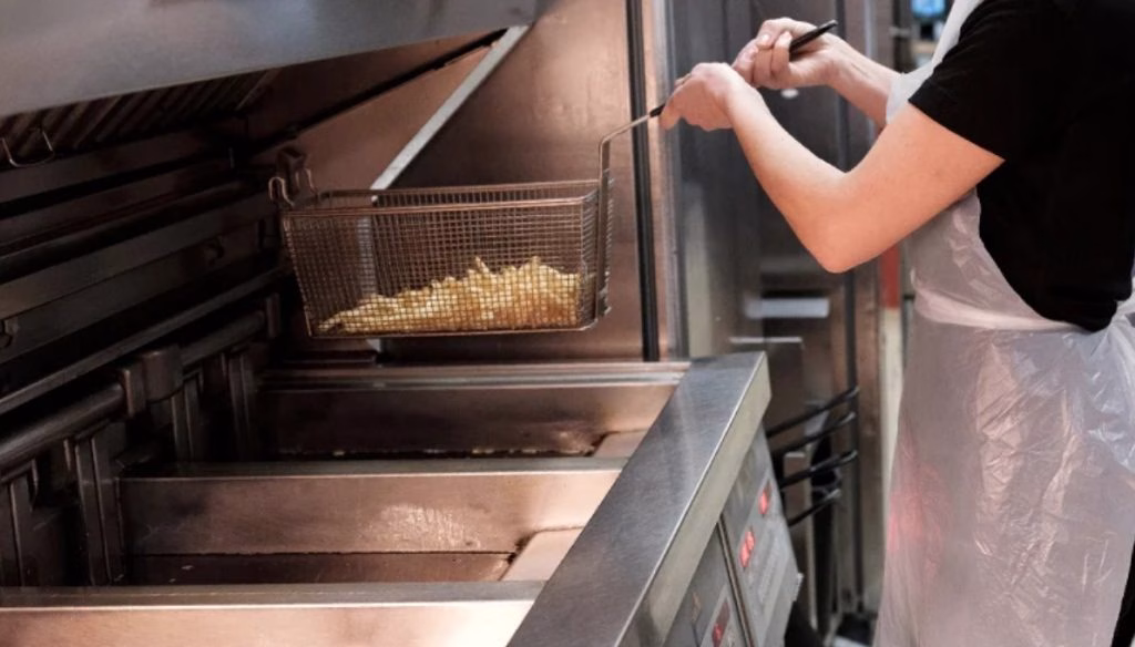 Il lui jette de l’huile bouillante au visage en plein service : un employé de McDonald’s lutte en soins intensifs