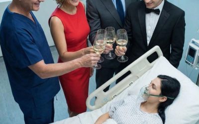 Une femme enceinte meurt en couches. Les beaux-parents et la maîtresse célèbrent la nouvelle jusqu’à ce que le médecin annonce la nouvelle avec douceur.