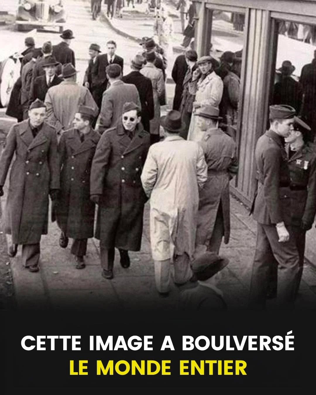 J’ai 33 ans. Je suis RICHE — riche au sens où j’ai des gratte-ciels, des voitures noires et des salles de réunion privées. Et pendant la majeure partie de ma vie, les sans-abris m’IRRITAIENT. Ouais. C’est la triste vérité. Chaque matin, je sortais de ma voiture, je voyais des tentes près de mon immeuble, et je me disais que mes dons « COMPTAIENT ». CE N’ÉTAIT PAS LE CAS. Une semaine avant la Saint-Valentin, je l’ai vue. Petite. Cheveux foncés. Recroquevillée près de la banque avec un gobelet en papier et une fine couverture. Un type a glissé une pièce dedans. Elle a levé les yeux — et a souri. Pas un sourire désespéré. Pas un sourire forcé. Juste… HUMAIN. Ce sourire m’a TOUT DE SUITE TOUCHÉ. Le jeudi, j’avais de l’argent liquide sur moi juste pour pouvoir m’arrêter. « Merci », a-t-elle dit. Sa voix était douce. Claire. CULTIVÉE. « Vous avez froid. » « J’ai déjà eu plus froid. » Avant que je puisse y réfléchir à deux fois : « Je peux vous offrir un café ? » À l’intérieur, elle tenait la tasse comme si elle n’avait PAS DE PRIX. « Tessa », a-t-elle dit. « Je m’appelle Cal. » Pas mon nom complet. Puis elle a demandé : « Vous ne filmez pas, hein ? Les gens font ça. » La honte m’a frappé de plein fouet. « Non. » Idaho. Petite ville. Un type qui lui avait promis Los Angeles et des rêves de cinéma. Elle avait vidé son fonds pour les études. Première nuit dans un motel — au matin, il avait DISPARU. L’ARGENT AUSSI. J’ai fait ce que font les idiots riches. J’ai essayé d’ARRANGER les choses. Des vêtements. Des articles de toilette. Une valise. Un ticket de bus pour rentrer chez elle. À la gare, elle m’a serré très fort dans ses bras. « Merci de m’avoir VUE. » Deux jours plus tard, j’ai pris la route pour l’Idaho. Oui. C’ÉTAIT FOU. Au poste de police : « Je cherche Tessa. » « Son nom de famille ? » Je ne le connaissais pas. Ils m’ont envoyé dans une laverie automatique. Une femme âgée s’est figée quand je lui ai posé la question. « Il n’y a AUCUNE Tessa ici », m’a-t-elle rétorqué sèchement. Alors que je me retournais pour partir, elle a sifflé : « VOUS AURIEZ DÛ LA LAISSER PARTIR POUR DE BON ! » J’ai eu un frisson glacial dans le dos. Je me suis retourné et j’ai demandé : « POURQUOI ?! » ⬇️⬇️⬇️ Voir moins