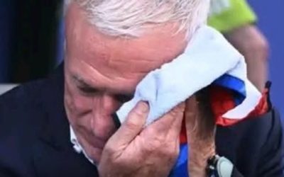 Ce samedi 4 juillet, au cœur d’un Paraguay-France sous haute tension, des soupçons d’insultes visant la mère de Didier Deschamps ont enflammé l’après-match. Face à la polémique, le sélectionneur paraguayen Gustavo Alfaro a été contraint de s’expliquer. Au sortir du match Paraguay-France, lors des 8e de finale de la Coupe du monde 2026, il y avait bien peu de voix pour féliciter l’équipe paraguayenne pour son football. Si les supporters français se sont réjouis de l’issue du match 0-1 grâce à un penalty de Kylian Mbappé, ils ont surtout été heureux de voir que les tricolores s’en sortaient sans blessure. Une vraie performance si l’on considère l’agressivité de l’Albirroja. “Quelle honte pour le football”, “Une équipe de bouchers, une insulte au football”, “Une équipe de truands tocards tricheurs gueulards” ont fait savoir les internautes sur les réseaux sociaux, fustigeant également l’attitude incompréhensible d’un arbitre Ouzbek, manifestement aux fraises. “Ils finissaient à 9 avec un vrai arbitre”, “Là c’est trop grave ce qu’on a vécu, c’est quoi cet arbitre ?”, “Pire arbitre vu dans ma vie. La France a 3 cartons et les barbares du Paraguay rien ?” Un internaute traumatisé a lâché sévère à la fin du match : “J’ai souvent un mot sympa pour l’équipe adverse mais là désolé, rien de positif sur une telle équipe de m****, bien aidée par un arbitre qui ferait mieux de se mettre au tricot que d’imposer sa myopie au football international”. “Je me serais bien passé des insultes sur le banc…” a avoué Didier Deschamps Didier Deschamps, témoin de l’énervement qui montait dans l’Équipe de France s’est fait un devoir, à la mi-temps, de calmer les esprits qui s’étaient échauffés à force d’insultes, et de gestes douteux, voire dangereux. À la fin du match le capitaine des Bleus, Kylian Mbappé a tout de même refusé de serrer la main de Orlando Gill, le gardien du Paraguay, une façon de protester contre le comportement borderline des sud-américains, que le portier n’a pas apprécié. Il lui a immédiatement fait payer en lui balançant un ballon entre les omoplates. À la sortie du terrain, constatant que la tension montait en flèche, Didier Deschamps s’est interposé entre les joueurs. S’il a essayé de ne pas trop en dire, le sélectionneur n’a pas caché sa déception à propos d’une séquence précise. “Je me serais bien passé des insultes sur le banc. Surtout certaines”, a-t-il déclaré la mine grave durant la conférence de presse post match. Le complice de Guy Stephan aurait en effet été la cible d’insultes de la part des Paraguayens pendant le match, et certaines d’entre elles auraient visé sa mère récemment décédée… “Tout naît sur le terrain et tout meurt sur le terrain après c’est fini” assure le sélectionneur Paraguayen L’incident a été évoqué directement avec le sélectionneur du Paraguay Gustavo Alfaro. Face à quelques journalistes français, il a d’abord voulu calmer le jeu autour des tensions : “La première chose que j’ai faite après le coup de sifflet final, c’est d’aller chercher Didier Deschamps, a-t-il avancé. Je lui ai souhaité d’aller jusqu’en finale et de devenir champion du monde. Je lui avais déjà dit avant le match: il a une équipe fantastique.” Gustavo Alfaro a toutefois justifié l’attitude de ses joueurs: “Le football est un sport de confrontation, de duels. Mais tout commence et tout se termine sur le terrain. Il y a forcément des frictions, des contacts, des tensions, cela fait partie du jeu. En aucun cas nous n’avons fait preuve d’animosité”, a-t-il juré. “Il y a peut-être eu quelques incidents, avec Mbappé ou d’autres. (…) Pour moi, sur le terrain, c’est une bataille où chacun joue avec ses armes. Tout naît sur le terrain et tout meurt sur le terrain après c’est fini”. Interrogé sur de possibles insultes visant la mère de Didier Deschamps, récemment décédée, Gustavo Alfaro a catégoriquement démenti “Non, absolument pas. On ne peut pas tomber aussi bas dans le football. Jamais.” Il précise n’avoir perçu que des échanges liés au jeu, notamment autour du VAR et des actions litigieuses : “Je n’ai jamais entendu ce genre d’insultes, Et connaissant mon staff, je suis convaincu qu’aucun d’entre eux ne se comporterait de cette manière” a-t-il déclaré. On aimerait en être aussi sûr que lui.