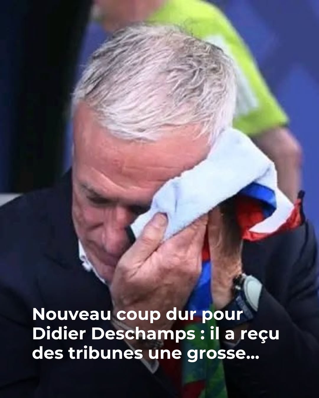 Ce samedi 4 juillet, au cœur d’un Paraguay-France sous haute tension, des soupçons d’insultes visant la mère de Didier Deschamps ont enflammé l’après-match. Face à la polémique, le sélectionneur paraguayen Gustavo Alfaro a été contraint de s’expliquer. Au sortir du match Paraguay-France, lors des 8e de finale de la Coupe du monde 2026, il y avait bien peu de voix pour féliciter l’équipe paraguayenne pour son football. Si les supporters français se sont réjouis de l’issue du match 0-1 grâce à un penalty de Kylian Mbappé, ils ont surtout été heureux de voir que les tricolores s’en sortaient sans blessure. Une vraie performance si l’on considère l’agressivité de l’Albirroja. “Quelle honte pour le football”, “Une équipe de bouchers, une insulte au football”, “Une équipe de truands tocards tricheurs gueulards” ont fait savoir les internautes sur les réseaux sociaux, fustigeant également l’attitude incompréhensible d’un arbitre Ouzbek, manifestement aux fraises. “Ils finissaient à 9 avec un vrai arbitre”, “Là c’est trop grave ce qu’on a vécu, c’est quoi cet arbitre ?”, “Pire arbitre vu dans ma vie. La France a 3 cartons et les barbares du Paraguay rien ?” Un internaute traumatisé a lâché sévère à la fin du match : “J’ai souvent un mot sympa pour l’équipe adverse mais là désolé, rien de positif sur une telle équipe de m****, bien aidée par un arbitre qui ferait mieux de se mettre au tricot que d’imposer sa myopie au football international”. “Je me serais bien passé des insultes sur le banc…” a avoué Didier Deschamps Didier Deschamps, témoin de l’énervement qui montait dans l’Équipe de France s’est fait un devoir, à la mi-temps, de calmer les esprits qui s’étaient échauffés à force d’insultes, et de gestes douteux, voire dangereux. À la fin du match le capitaine des Bleus, Kylian Mbappé a tout de même refusé de serrer la main de Orlando Gill, le gardien du Paraguay, une façon de protester contre le comportement borderline des sud-américains, que le portier n’a pas apprécié. Il lui a immédiatement fait payer en lui balançant un ballon entre les omoplates. À la sortie du terrain, constatant que la tension montait en flèche, Didier Deschamps s’est interposé entre les joueurs. S’il a essayé de ne pas trop en dire, le sélectionneur n’a pas caché sa déception à propos d’une séquence précise. “Je me serais bien passé des insultes sur le banc. Surtout certaines”, a-t-il déclaré la mine grave durant la conférence de presse post match. Le complice de Guy Stephan aurait en effet été la cible d’insultes de la part des Paraguayens pendant le match, et certaines d’entre elles auraient visé sa mère récemment décédée… “Tout naît sur le terrain et tout meurt sur le terrain après c’est fini” assure le sélectionneur Paraguayen L’incident a été évoqué directement avec le sélectionneur du Paraguay Gustavo Alfaro. Face à quelques journalistes français, il a d’abord voulu calmer le jeu autour des tensions : “La première chose que j’ai faite après le coup de sifflet final, c’est d’aller chercher Didier Deschamps, a-t-il avancé. Je lui ai souhaité d’aller jusqu’en finale et de devenir champion du monde. Je lui avais déjà dit avant le match: il a une équipe fantastique.” Gustavo Alfaro a toutefois justifié l’attitude de ses joueurs: “Le football est un sport de confrontation, de duels. Mais tout commence et tout se termine sur le terrain. Il y a forcément des frictions, des contacts, des tensions, cela fait partie du jeu. En aucun cas nous n’avons fait preuve d’animosité”, a-t-il juré. “Il y a peut-être eu quelques incidents, avec Mbappé ou d’autres. (…) Pour moi, sur le terrain, c’est une bataille où chacun joue avec ses armes. Tout naît sur le terrain et tout meurt sur le terrain après c’est fini”. Interrogé sur de possibles insultes visant la mère de Didier Deschamps, récemment décédée, Gustavo Alfaro a catégoriquement démenti “Non, absolument pas. On ne peut pas tomber aussi bas dans le football. Jamais.” Il précise n’avoir perçu que des échanges liés au jeu, notamment autour du VAR et des actions litigieuses : “Je n’ai jamais entendu ce genre d’insultes, Et connaissant mon staff, je suis convaincu qu’aucun d’entre eux ne se comporterait de cette manière” a-t-il déclaré. On aimerait en être aussi sûr que lui.