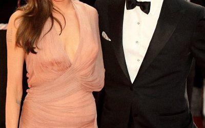 🌟 À 18 ans, Shiloh, la fille d’Angelina Jolie et de Brad Pitt, âgée de 20 ans, est de retour sous les projecteurs ! 😊 Bien que la jeune fille évite les paparazzis et déteste l’hypocrisie d’Hollywood, les caméras l’ont quand même surprise. 😏 Modeste et sans prétention, elle ne s’est jamais vantée de ses parents célèbres et est toujours restée fidèle à elle-même. 😞 En 2008, à 8 ans, elle a demandé à ce qu’on l’appelle John et rêvait de changer de sexe. ✨ Mais le temps passe, et… En voir plus