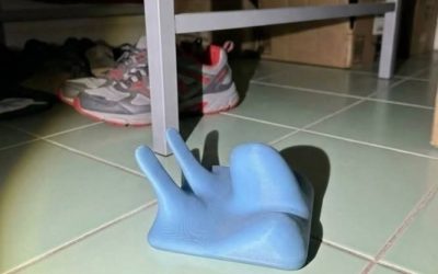 Ce soir, il y a eu une panne de courant. Je suis allée dans la chambre de mon fils pour prendre des bougies sous son lit, et là, j’ai découvert ça. Franchement, c’est la première fois de ma vie que je vois quelque chose comme ça, et je n’ai absolument aucune idée de ce que c’est. Quelqu’un saurait ce que ça pourrait être ? La réponse se trouve dans le premier commentaire.