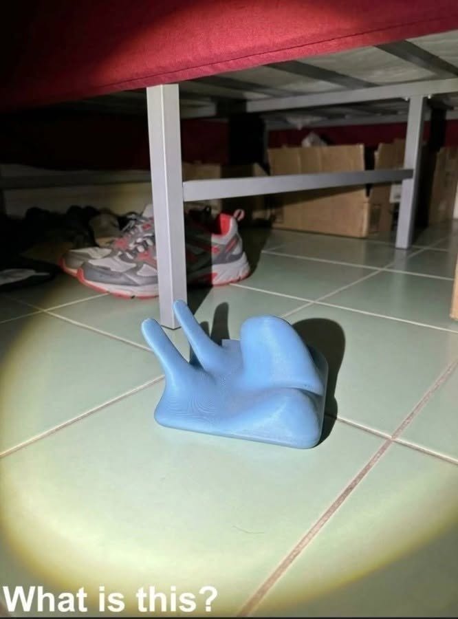 Ce soir, il y a eu une panne de courant. Je suis allée dans la chambre de mon fils pour prendre des bougies sous son lit, et là, j’ai découvert ça. Franchement, c’est la première fois de ma vie que je vois quelque chose comme ça, et je n’ai absolument aucune idée de ce que c’est. Quelqu’un saurait ce que ça pourrait être ? La réponse se trouve dans le premier commentaire.