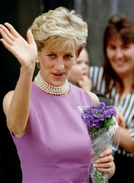 🛑 Les derniers mots de la princesse Diana, révélés des années plus tard par le pompier qui lui a porté secours, continuent de bouleverser le monde.