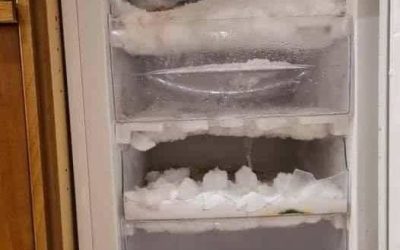 L’astuce ingénieuse pour dégivrer le congélateur : la glace disparaît sans débrancher l’appareil
