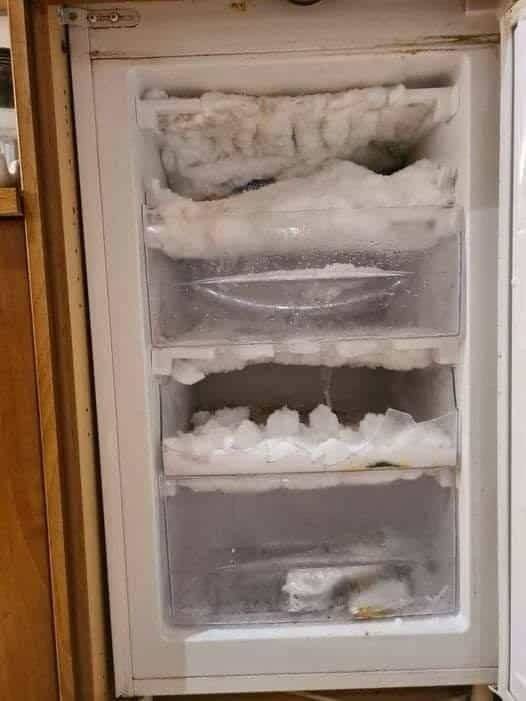 L’astuce ingénieuse pour dégivrer le congélateur : la glace disparaît sans débrancher l’appareil