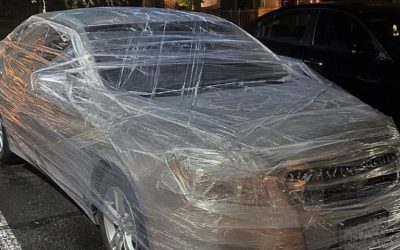 Mes voisins ont enroulé ma voiture de ruban adhésif après que je leur ai demandé d’arrêter de se garer à ma place — j’ai sauté sur l’occasion.