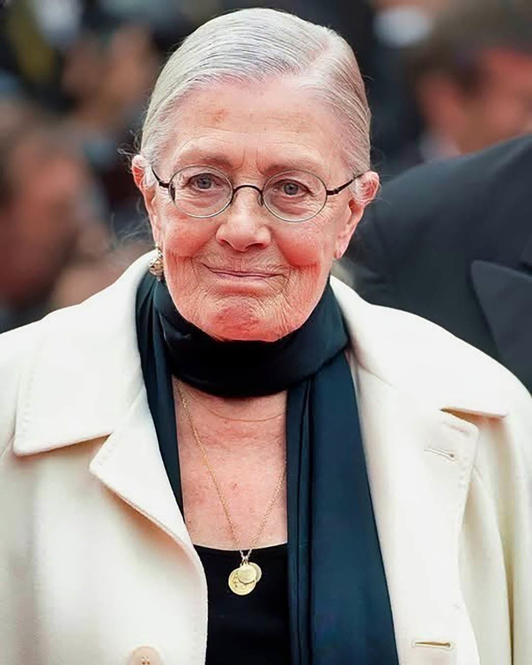 Reconnaissez-vous cette actrice légendaire sur sa récente photo ? 👵😮 Lauréate de prestigieuses récompenses et profondément marquée par la perte de sa fille, elle a aujourd’hui 88 ans. 😧👑 Son apparence surprend de nombreux admirateurs. 🤷‍♂️➡️ Découvrez son nom et d’autres photos dans les commentaires. 💬⬇️⬇