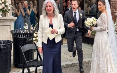 Au mariage de mon fils, j’ai trouvé ma place dehors, près des poubelles. La mariée a souri d’un air narquois et a dit : « Apparemment, tu ne comptes pas. »