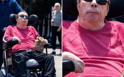 u reconnais cet homme ? 👀 À 79 ans, cette rare photo prise par un paparazzi dévoile un acteur emblématique lors d’une apparition publique discrète, des années après avoir surmonté un grave problème de santé qui a profondément marqué sa vie. 😲📸 Pourtant, son héritage et son influence restent intacts. ❤️ Célèbre pour ses rôles inoubliables et ses interprétations marquantes, il demeure une personnalité chère au cœur des fans du monde entier. 🌟🎬 Vous pensez savoir de qui il s’agi… En voir plus