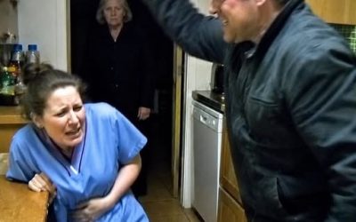 Quand je suis rentrée tard de l’hôpital, mon mari m’a giflée violemment en hurlant : « Tu sais quelle heure il est, espèce de bonne à rien ?