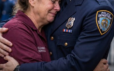 Le jour où mon fils est devenu policier, personne ne l’a félicité parce que j’étais “seulement un nettoyeur”—. Mais lorsque le commissaire m’a vu seul à la cérémonie, il s’est figé, a salué et a révélé le secret que j’avais enterré pendant vingt-cinq ans pour garder mon fils en vie
