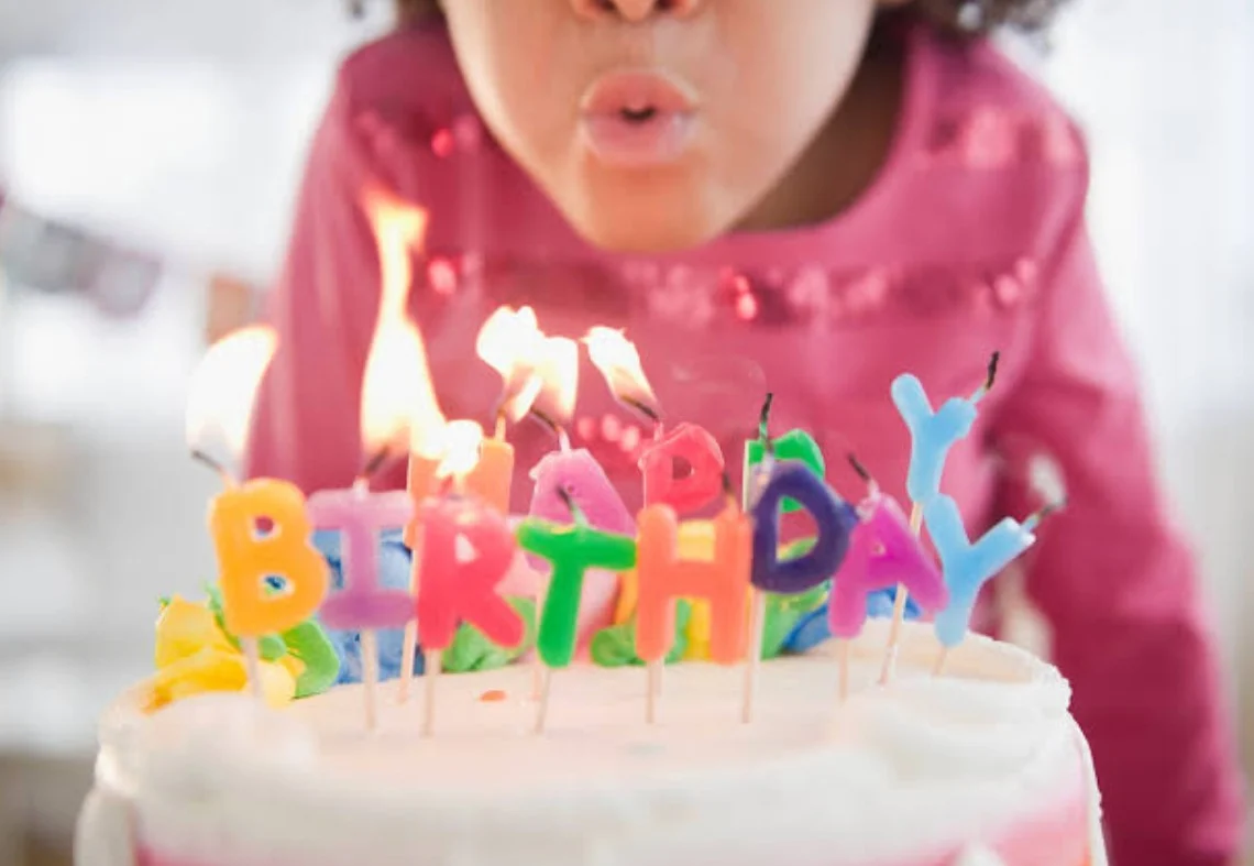Elle tenait un gâteau d’anniversaire au supermarché : ce qui s’est passé ensuite m’a bouleversée