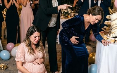 Ma sœur jumelle et moi étions toutes les deux enceintes de huit mois. Lors de sa baby shower, ma mère cruelle a exigé que je donne mon fonds de 18 000 $ pour bébé à ma sœur, en disant : “Elle le mérite plus que toi !” Quand j’ai fermement refusé, en disant : “C’est pour l’avenir de mon bébé !”, elle m’a traité d’égoïste et puis soudain, elle m’a enfoncé fort dans le ventre avec toute sa force. Mon eau s’est immédiatement rompue et je me suis évanoui à cause du pa/i/n, tombant en arrière dans la piscine. Papa a dit : “Laisse-la flotter là et pense à son égoïsme !” Ma sœur a ri, “Peut-être que maintenant elle apprendra à partager !” Ils sont tous restés là à me regarder me noyer alors que j’étais inconscient. Dix minutes plus tard, je me suis réveillé au bord de la piscine où un invité m’avait sorti. Mais quand j’ai regardé mon ventre de femme enceinte, j’ai crié de merde…