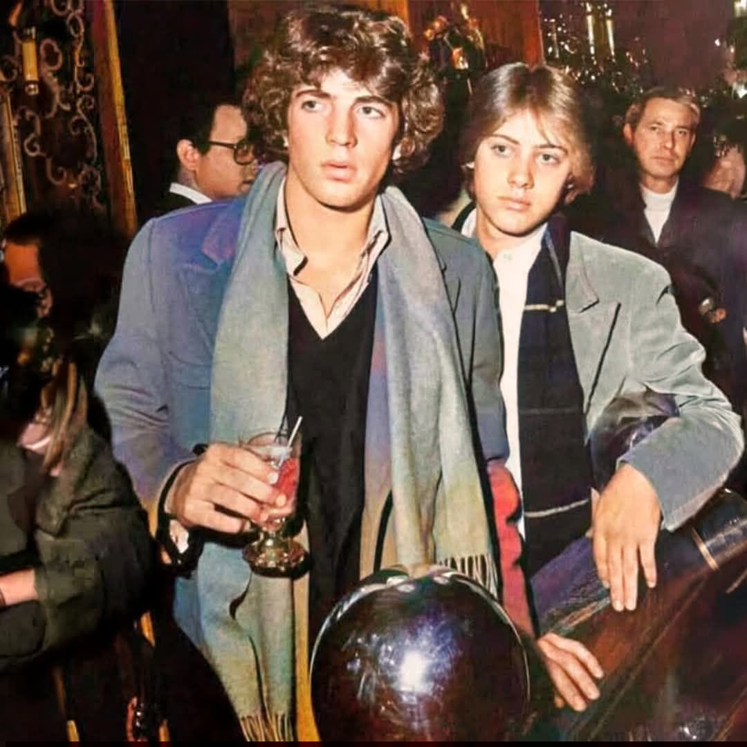 Les reconnaissez-vous ? Une photo rare de 1977 montre deux futures icônes lors d’une célèbre avant-première de film