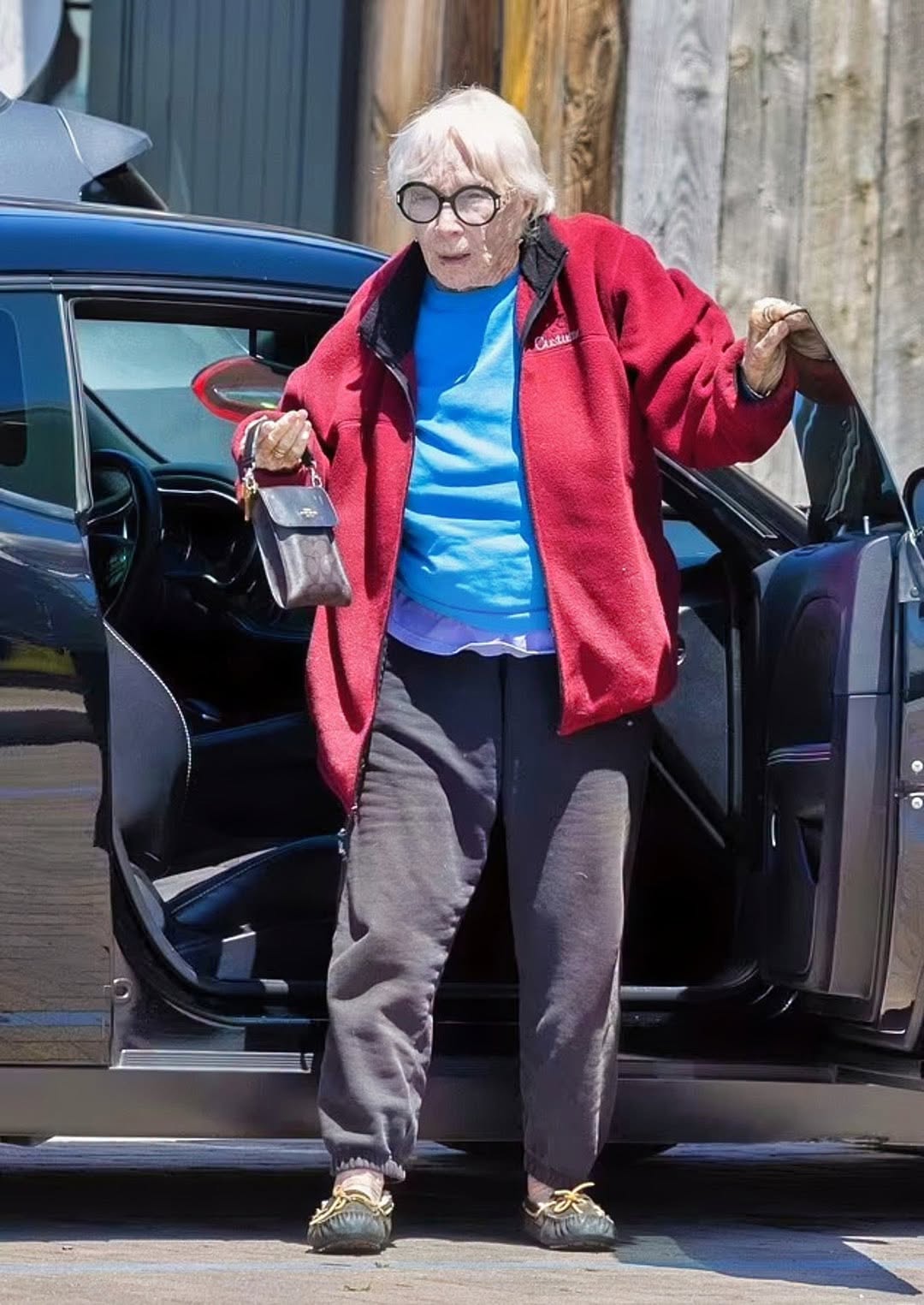 À 91 ans, cette légende du cinéma est devenue presque méconnaissable. 😯💔 Pendant des décennies, elle a marqué le grand écran grâce à son talent, son élégance et son incroyable charisme. Aujourd’hui, son apparence a beaucoup changé, suscitant de nombreuses réactions. Malgré les années, son héritage demeure intact et continue d’inspirer des générations de cinéphiles. Curieux de découvrir de quelle actrice il s’agit et à quoi elle ressemble aujourd’hui ? 👀👇 Rendez-vous dans le p… En voir plus