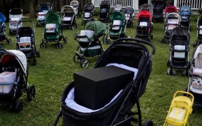Après avoir perdu mon nouveau-né, j’ai donné tout ce que je lui avais acheté à une mère qui mendiait avec son bébé. Le lendemain matin, ma pelouse