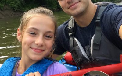 Ma petite-fille n’est jamais rentrée d’une sortie en kayak avec son oncle – Sept ans plus tard, ce que j’ai trouvé dans son vieux gilet de sauvetage m’a poussée à appeler le 911. Après la mort de ma fille et de son mari dans un accident de voiture, je suis devenue la seule constante dans la vie de la petite Maya. Elle avait trois ans. J’en avais soixante et un. J’ai tout réorganisé – ma retraite, ma maison, mes horaires de sommeil – sans hésiter un seul instant. Mon fils, … En voir plus