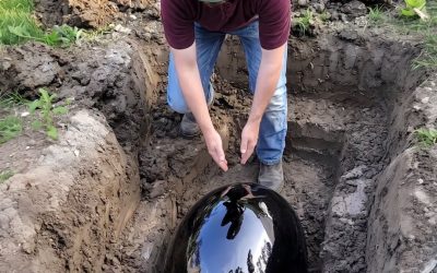Je suis rentrée plus tôt que prévu pour faire une surprise à mon mari et je l’ai trouvé en train d’enterrer un gros œuf noir dans notre jardin – son secret nous a rapprochés.