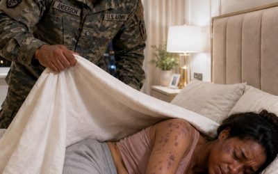 Après des mois d’absence pour affaires, je suis rentré chez moi, m’attendant à être accueilli par les bras de ma femme, mais elle a sursauté à mon contact comme si j’étais un étranger. Une nuit, j’ai soulevé la couverture, cherchant la preuve de son infidélité, et je me suis figé en découvrant les ecchymoses qui recouvraient son corps.