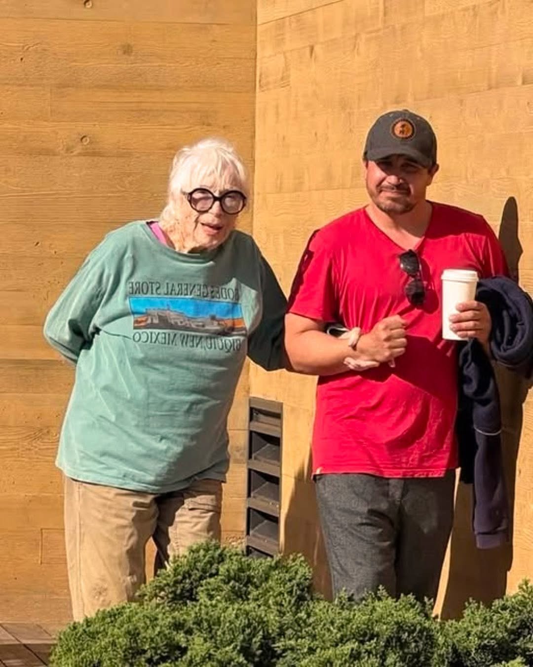 Vous n’allez pas croire qui c’est ! 👀💔 À 91 ans, cette actrice légendaire est presque méconnaissable sur sa dernière photo ! 😯 La star légendaire d’Hollywood, connue pour des décennies de performances inoubliables et de rôles audacieux, est aujourd’hui méconnaissable par rapport à ses débuts sur grand écran. 🎬💫 Célèbre pour son charisme, son esprit et son élégance intemporelle, elle a captivé le public tout au long d’une carrière embrassant le drame, la comédie et la comédie… En voir plus