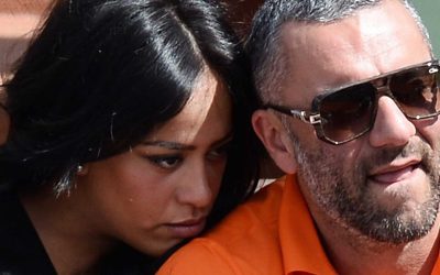 En mars dernier, Patrick Antonelli avait été condamné à 15 mois de prison pour avoir illégalement exercé la profession d’agent de sécurité, au pied levé. Son incarcération avait finalement été repoussée en raison de l’accouchement de sa compagne, Amel Bent.  Les problèmes s’accumulent pour le mari d’Amel Bent. En juillet 2020, déjà au cœur d’une affaire de trafic de permis de conduire frauduleux, Patrick Antonelli avait été condamné à quatre ans de prison, dont deux avec sursis assortis d’un mandat de dépôt, ainsi que 100 000 euros d’amende. En faisant appel, il avait alors échappé à la prison.  Ce mardi 3 mai 2022, le mari de la chanteuse Amel Bent a été écroué à la maison d’arrêt de Nanterre (Hauts-de-Seine), afin d’y purger une peine de 15 mois de prison prononcée le 8 mars par le tribunal correctionnel de la ville, comme le révèlent nos confrères du Parisien. Papa pour la troisième fois depuis quelques semaines seulement, Patrick Antonelli va vivre loin de sa famille. Condamné pour plusieurs escroqueries  Le père de famille a été condamné pour avoir illégalement exercé la profession d’agent de sécurité, en remplaçant un garde du corps de sa compagne au pied levé. Mais ce n’est pas tout. À cela, s’ajoute une condamnation pour escroquerie au jugement. En effet, le mari d’Amel Bent aurait présenté une facture sans avoir l’autorisation d’exercer. Mais également une condamnation pour escroquerie simple : il aurait bénéficié du “quoi qu’il en coûte”, pour compenser sa baisse d’activité pendant le Covid-19, alors qu’il n’y avait pas droit.  Déjà condamné en mars dernier, les juges lui avaient finalement décerné un mandat de dépôt différé, mais aussi repoussé son incarcération en raison de l’accouchement de la coach de The Voice en avril dernier. Une décision des juges qui lui a donc permis de s’organiser avant d’être incarcéré. Néanmoins, ce mandat ayant été prononcé avec exécution provisoire, le principal concerné est obligé de passer par la case prison, même après avoir fait appel. Selon le Parisien, Patrick Antonelli aurait toqué, par lui-même, à la porte de la maison d’arrêt.