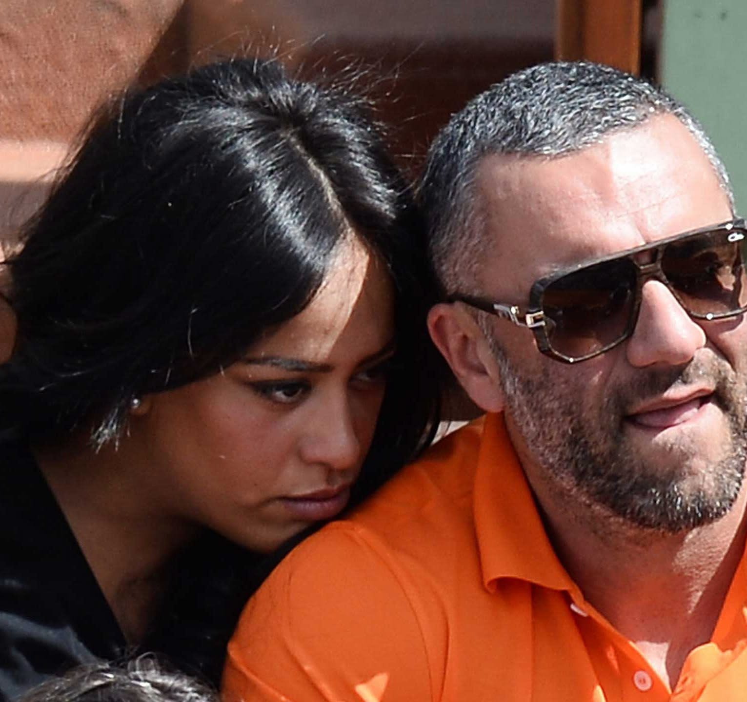 En mars dernier, Patrick Antonelli avait été condamné à 15 mois de prison pour avoir illégalement exercé la profession d’agent de sécurité, au pied levé. Son incarcération avait finalement été repoussée en raison de l’accouchement de sa compagne, Amel Bent.  Les problèmes s’accumulent pour le mari d’Amel Bent. En juillet 2020, déjà au cœur d’une affaire de trafic de permis de conduire frauduleux, Patrick Antonelli avait été condamné à quatre ans de prison, dont deux avec sursis assortis d’un mandat de dépôt, ainsi que 100 000 euros d’amende. En faisant appel, il avait alors échappé à la prison.  Ce mardi 3 mai 2022, le mari de la chanteuse Amel Bent a été écroué à la maison d’arrêt de Nanterre (Hauts-de-Seine), afin d’y purger une peine de 15 mois de prison prononcée le 8 mars par le tribunal correctionnel de la ville, comme le révèlent nos confrères du Parisien. Papa pour la troisième fois depuis quelques semaines seulement, Patrick Antonelli va vivre loin de sa famille. Condamné pour plusieurs escroqueries  Le père de famille a été condamné pour avoir illégalement exercé la profession d’agent de sécurité, en remplaçant un garde du corps de sa compagne au pied levé. Mais ce n’est pas tout. À cela, s’ajoute une condamnation pour escroquerie au jugement. En effet, le mari d’Amel Bent aurait présenté une facture sans avoir l’autorisation d’exercer. Mais également une condamnation pour escroquerie simple : il aurait bénéficié du “quoi qu’il en coûte”, pour compenser sa baisse d’activité pendant le Covid-19, alors qu’il n’y avait pas droit.  Déjà condamné en mars dernier, les juges lui avaient finalement décerné un mandat de dépôt différé, mais aussi repoussé son incarcération en raison de l’accouchement de la coach de The Voice en avril dernier. Une décision des juges qui lui a donc permis de s’organiser avant d’être incarcéré. Néanmoins, ce mandat ayant été prononcé avec exécution provisoire, le principal concerné est obligé de passer par la case prison, même après avoir fait appel. Selon le Parisien, Patrick Antonelli aurait toqué, par lui-même, à la porte de la maison d’arrêt.