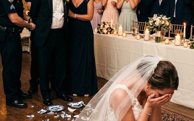 Le jour de mon mariage, ma famille m’a bloqué partout et a refusé de venir. J’ai marché seul dans l’allée pendant que ma mère envoyait un texto : “Nous ne fréquentons pas les perdants. Ne nous faites pas honte avec votre cérémonie bon marché.” Quelques semaines plus tard, mon père m’a soudainement envoyé un message : “Ton frère épouse la fille d’un millionnaire. Nous avons besoin de 10 000 $ pour le lieu. Tu dois quelque chose à cette famille.” J’ai répondu calmement : “Viens récupérer l’argent.” Ce que j’ai préparé ensuite les a complètement brisés.