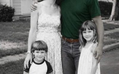 Ma femme a emmené notre fils et notre fille en voyage, mais ils ne sont jamais revenus – 40 ans plus tard, j’ai trouvé une boîte cachée à l’intérieur du matelas de ma fille, et son contenu m’a glacé le sang…